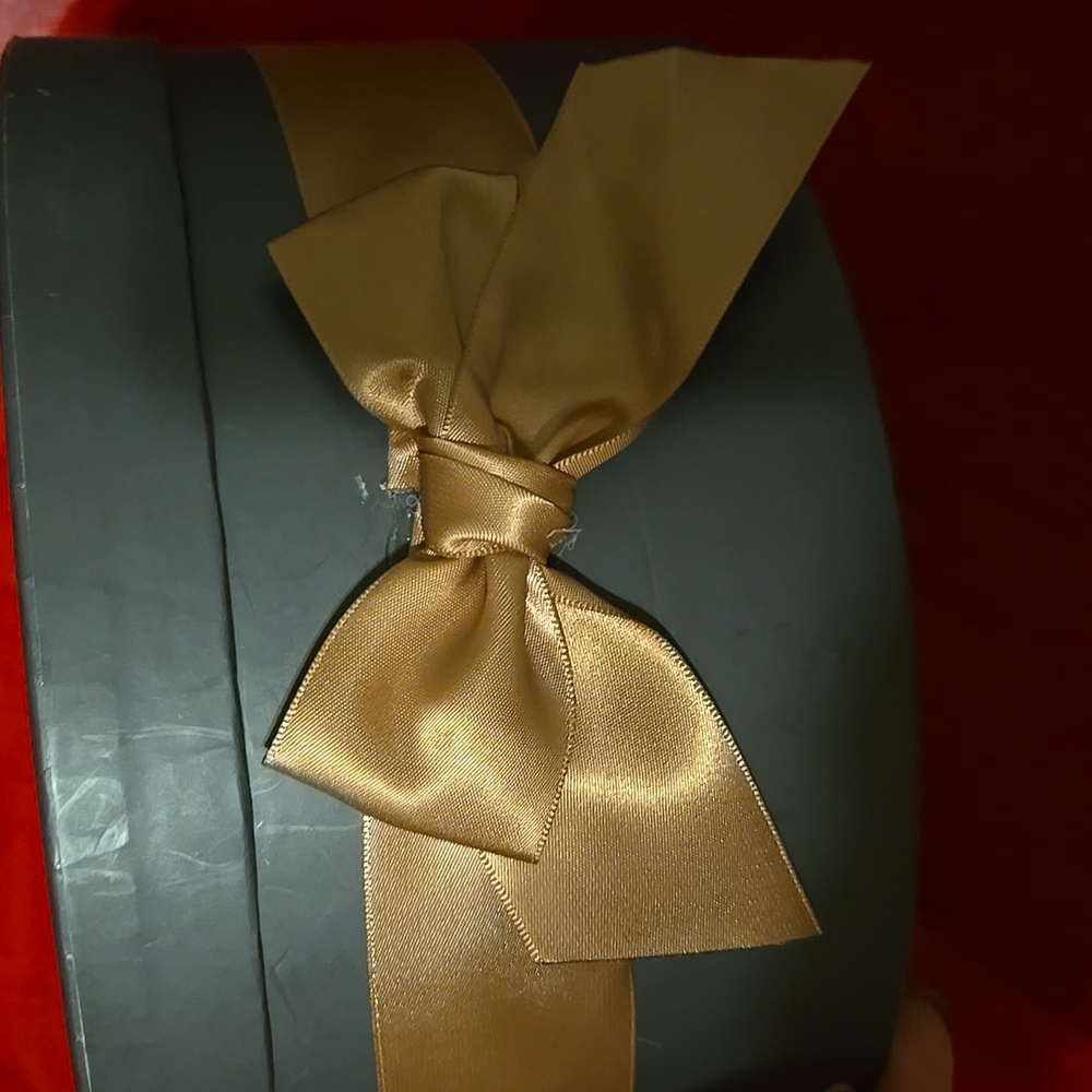 A Set of Round Gift Boxes - Picture 3 of 3